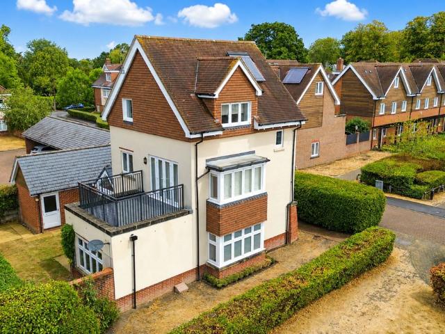 House for rent in Pachesham Park, Surrey