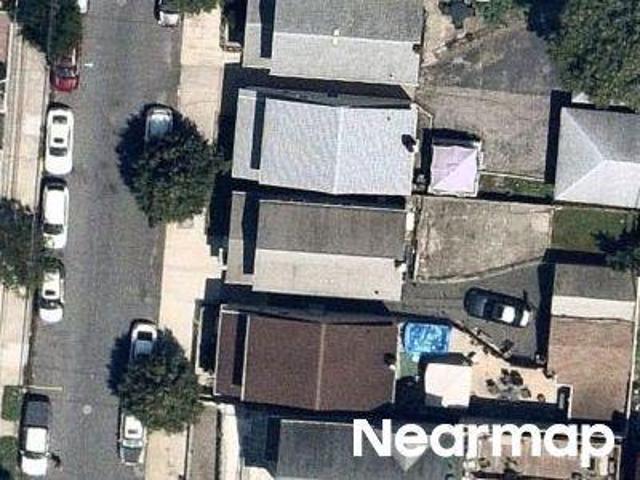House for sale in The Bronx, Arverne