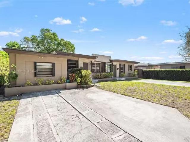 House for rent in Hollywood