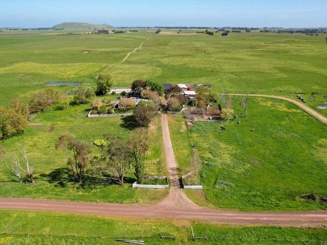 Cottage for sale in Framlingham, Victoria