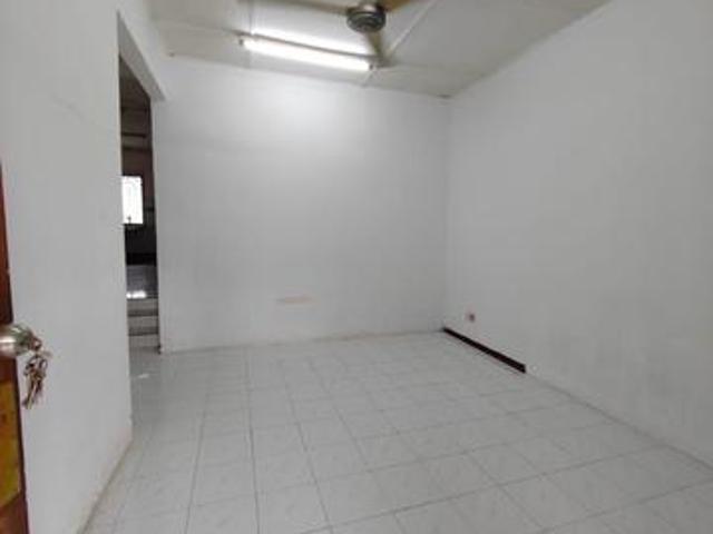 Terraced House for sale in Malaka