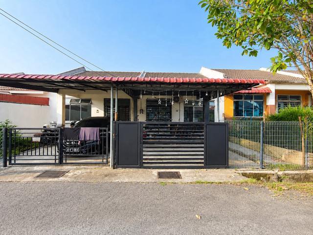 Terraced House for sale in Malaka