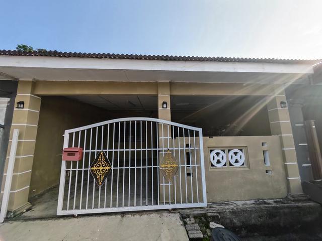 Terraced House for sale in Malaka