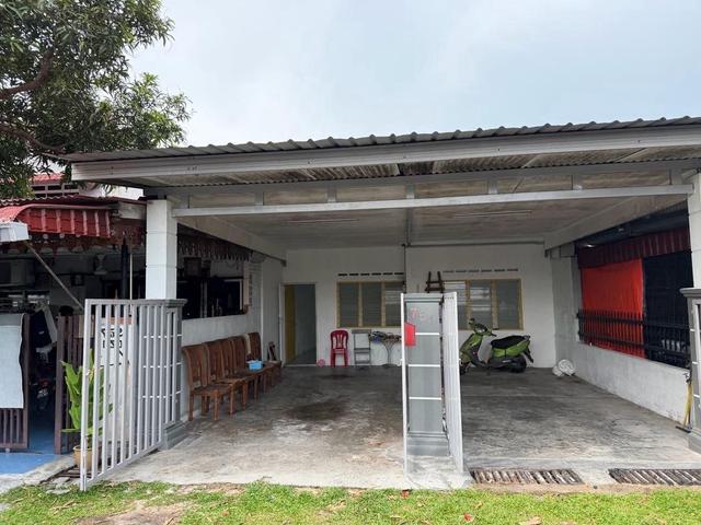 Terraced House for sale in Malaka