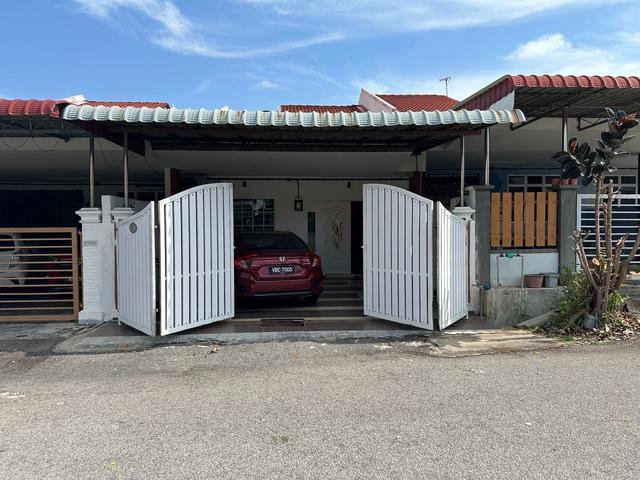 Terraced House for sale in Malaka