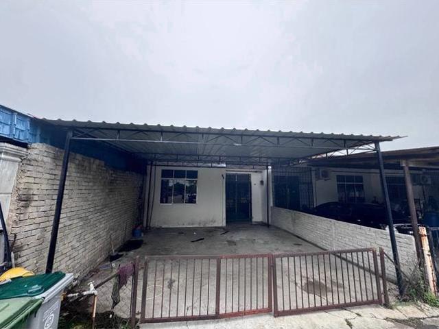 Terraced House for sale in Malaka