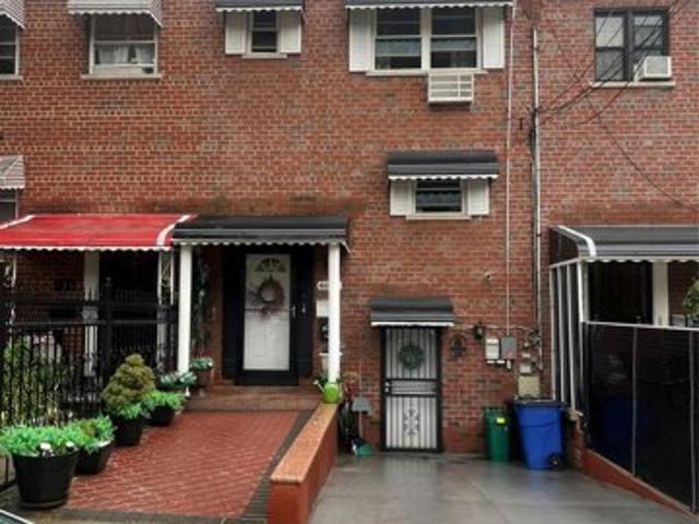 House for sale in The Bronx, Arverne