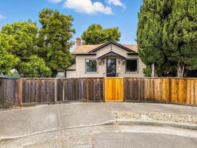 House for sale in Oakland