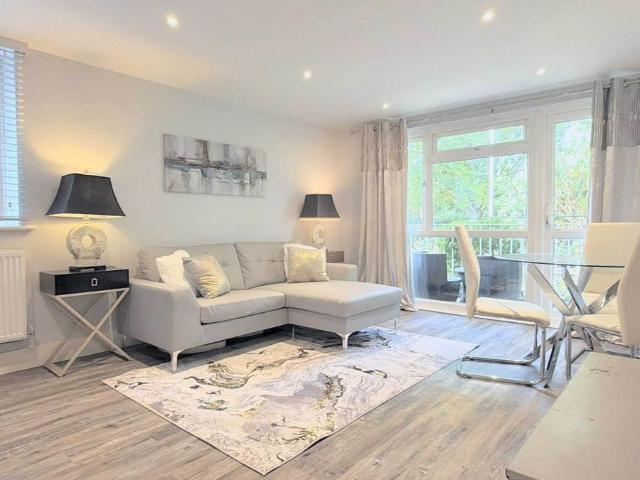 Apartment for rent in Widmore Green, Greater London