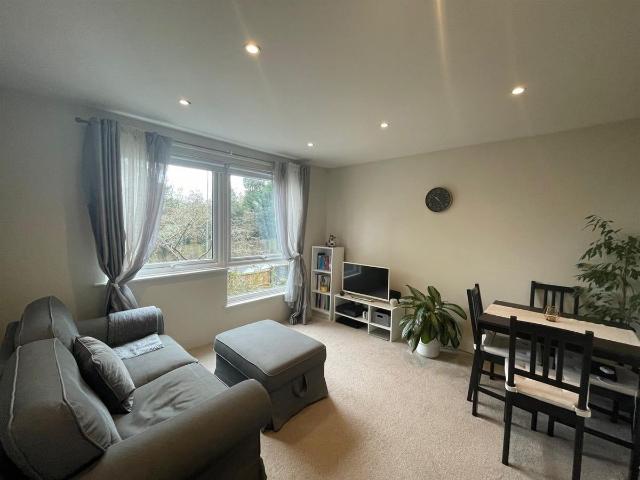 Apartment for rent in Northwood, Greater London