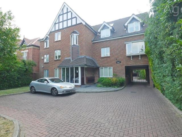 Apartment for rent in Northwood, Greater London
