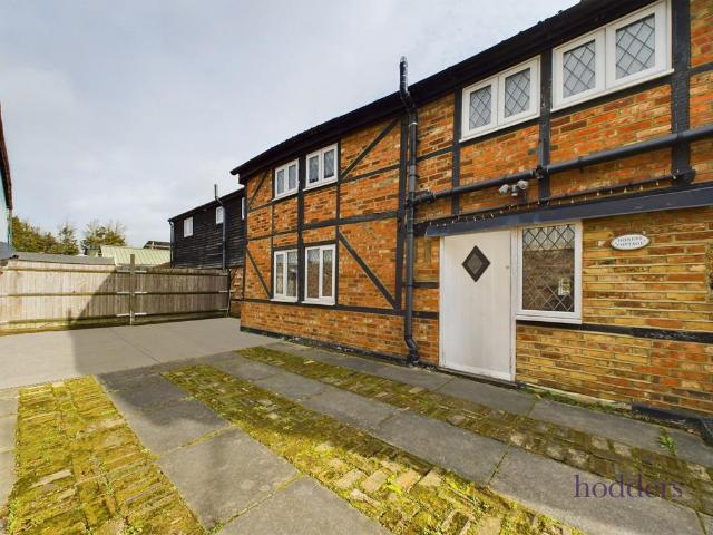 Apartment for rent in Row Town, Surrey