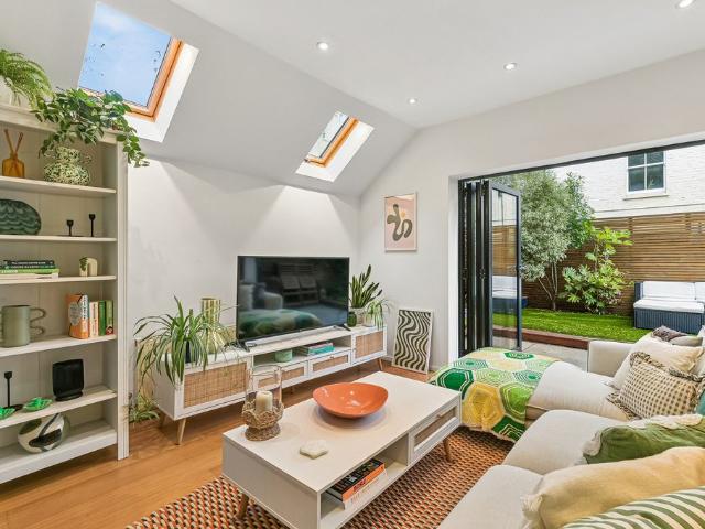 Apartment for rent in West Kensington, Greater London