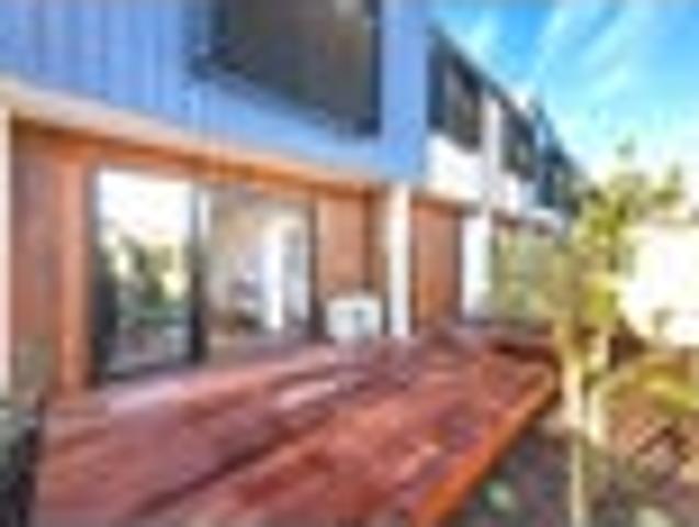 Townhouse for sale in Chaslands, Canterbury