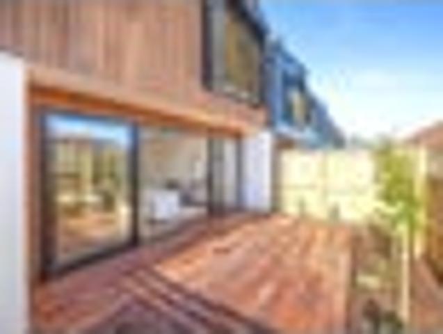 Townhouse for sale in Chaslands, Canterbury