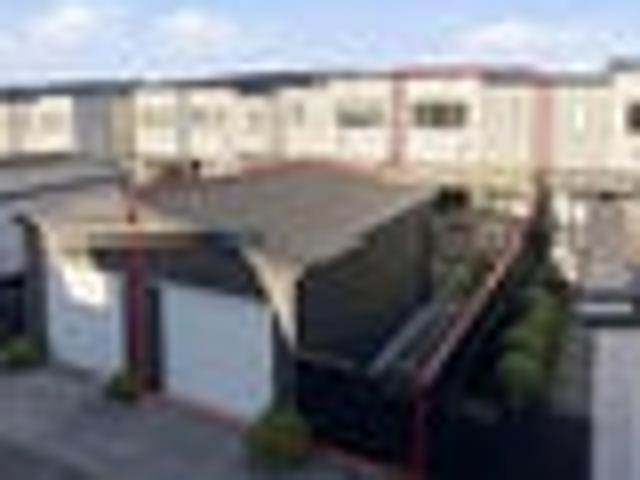 Townhouse for sale in Paremoremo