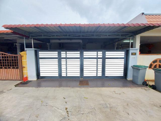 Terraced House for sale in Malaka