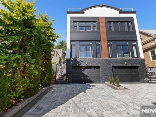 House for sale in Edgewater, Bergen County