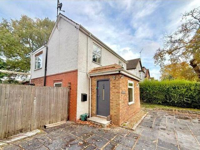 House for sale in Heol-las, Surrey