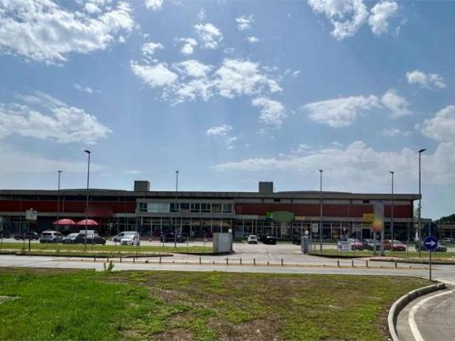 Locale Commerciale in affitto a Magione, Perugia