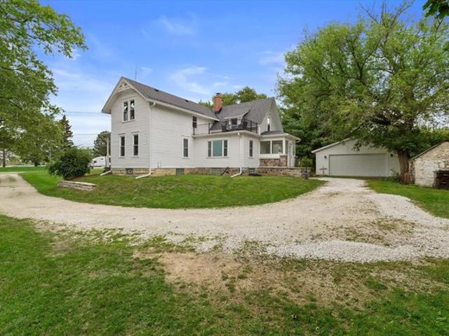 House for sale in Pewaukee, Wisconsin