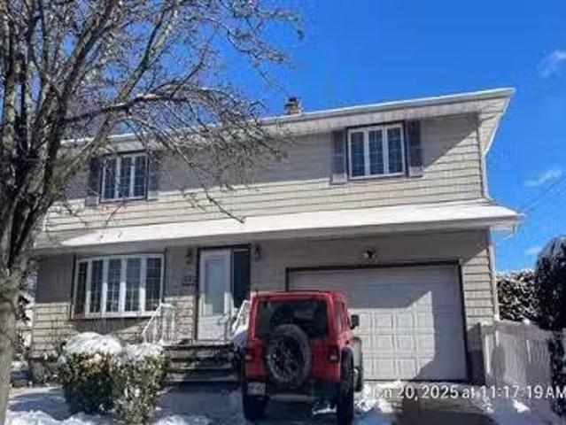 House for sale in Hicksville