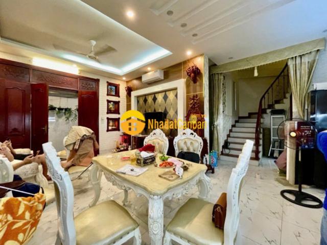 Nhà mặt phố bán