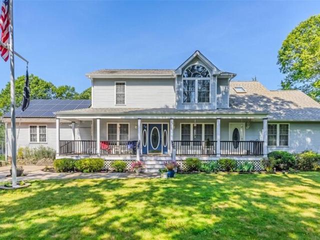 House for sale in Manorville
