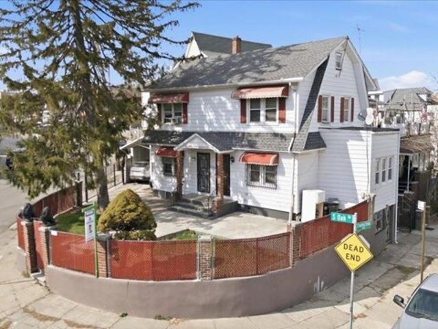 House for sale in The Bronx, Arverne