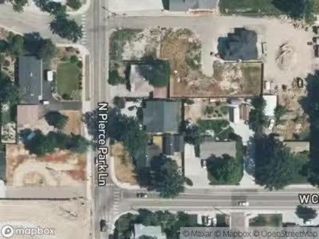 House for sale in Garden City