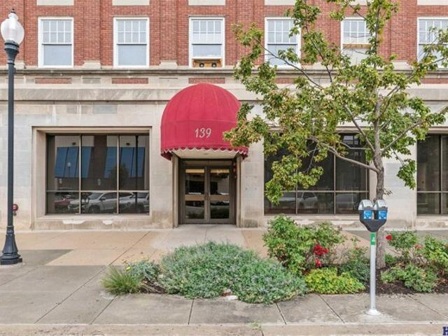 Condo for sale in Lincoln