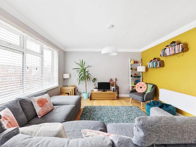 Apartment for rent in Hale End, Greater London