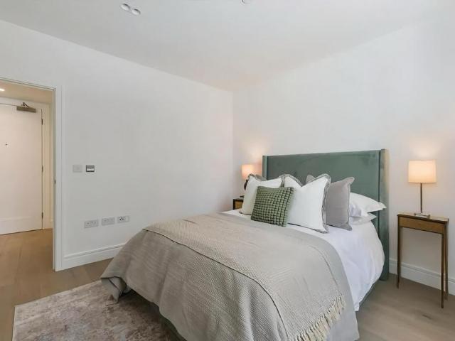 Apartment for rent in Strand-on-the-Green, Greater London