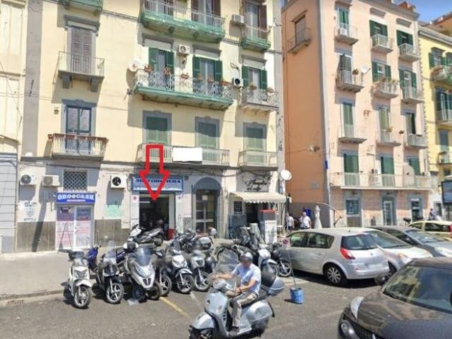 Locale Commerciale in affitto a Municipalità 1, Campania