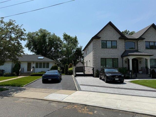 House for sale in Albertson