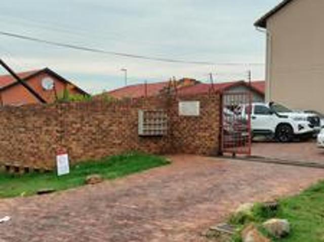 Townhouse for sale in Vosloorus, Gauteng