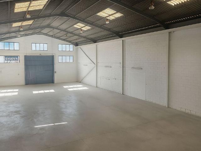 Nave en venta en Canovelles