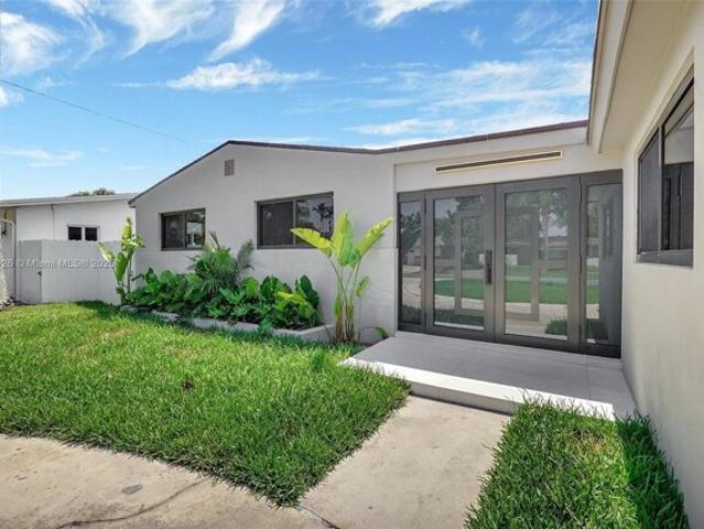 House for sale in Dania