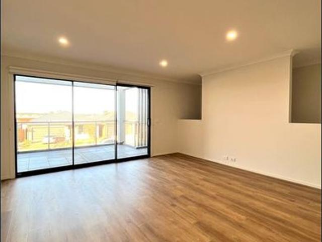 Townhouse for rent in Thornhill Park, Melbourne