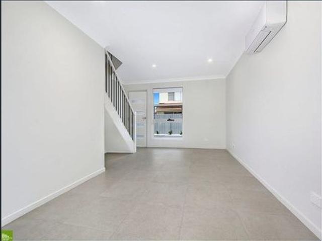 Townhouse for rent in Wollongong West, New South Wales