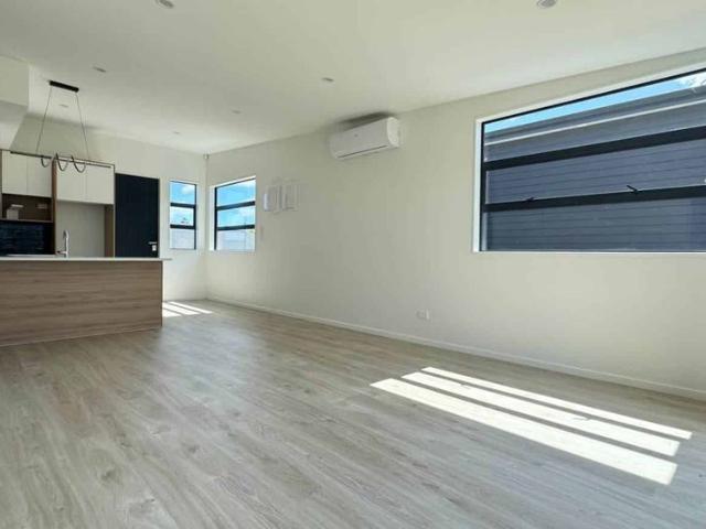 Townhouse for rent in Point England, Oroua County