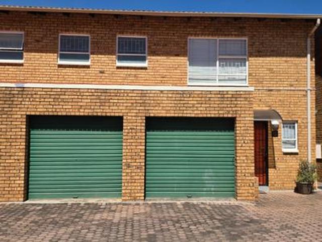 Townhouse for rent in Krugersdorp, Mogale City Local Municipality
