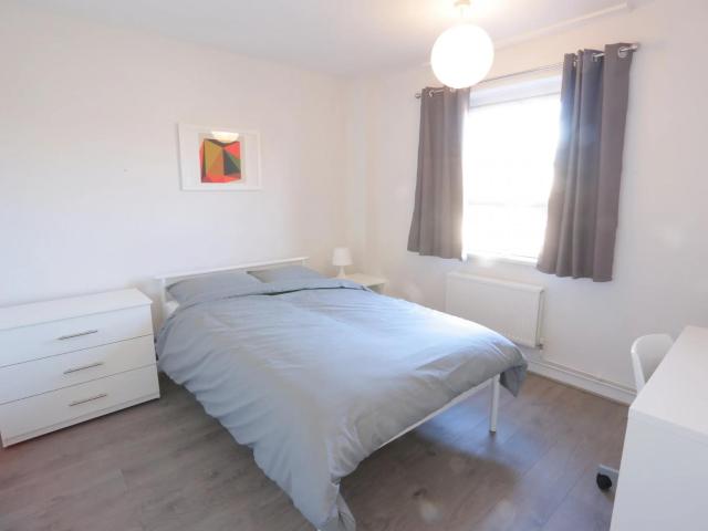 Room for rent in Poplar Grove, Greater London