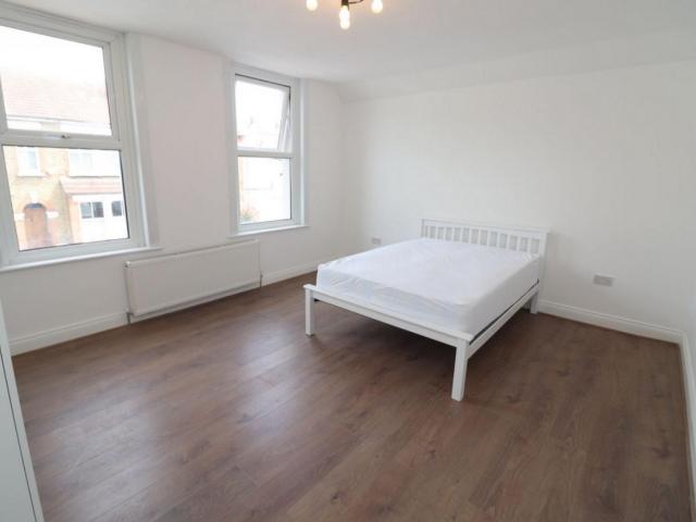 Room for rent in London Borough of Merton, Collier's Wood