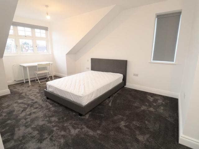 Room for rent in Bush Hill Park, Greater London