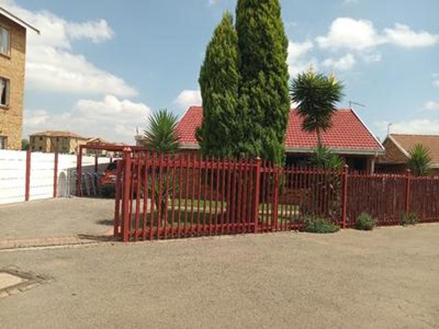 House for sale in Mohlakeng, Gauteng