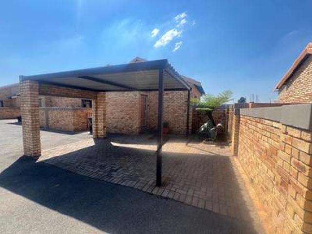 Townhouse for sale in Mohlakeng, Gauteng