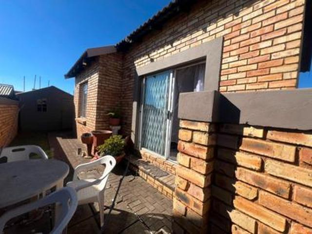 Townhouse for rent in Mohlakeng, Gauteng