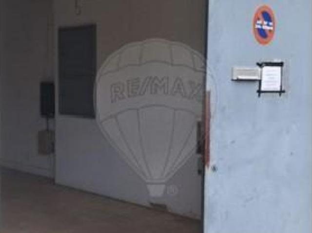 Ponto Comercial alugar em Odivelas, Bairro da Milharada