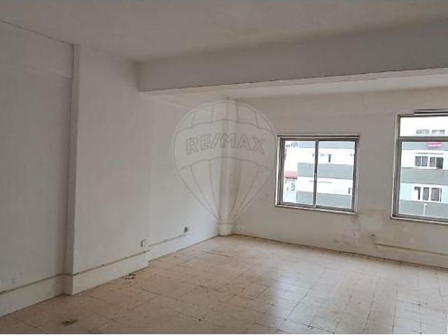 Ponto Comercial alugar em Odivelas, Bairro da Milharada